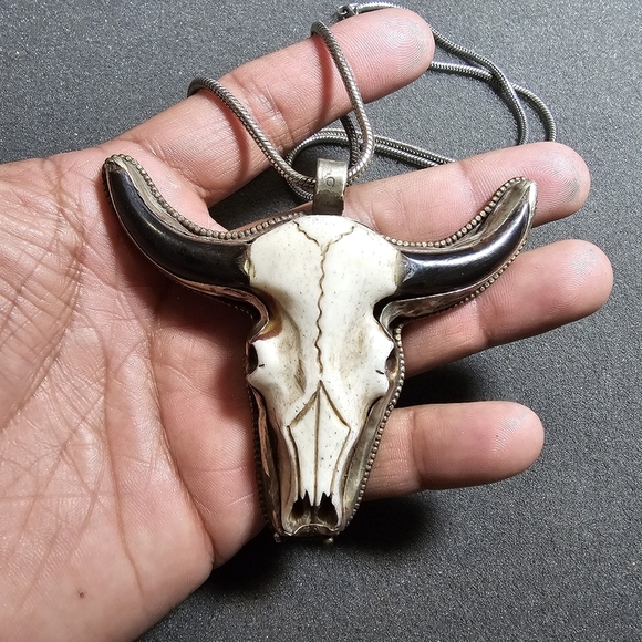 Hand Carved White Bull Head Skull Black Horn Pendant with Floral Back necklace o - Picture 2 of 11